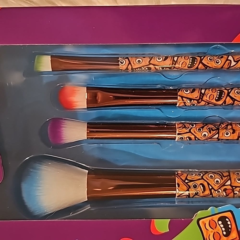 Cinnamon Toast Crunch 4 Piece Cosmetic Brush Set - Picture 10 of 12
